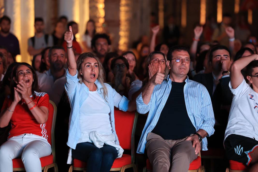 Ekrem ve Dilek İmamoğlu kadınların Avrupa Şampiyonluğu'nu böyle kutladı 4